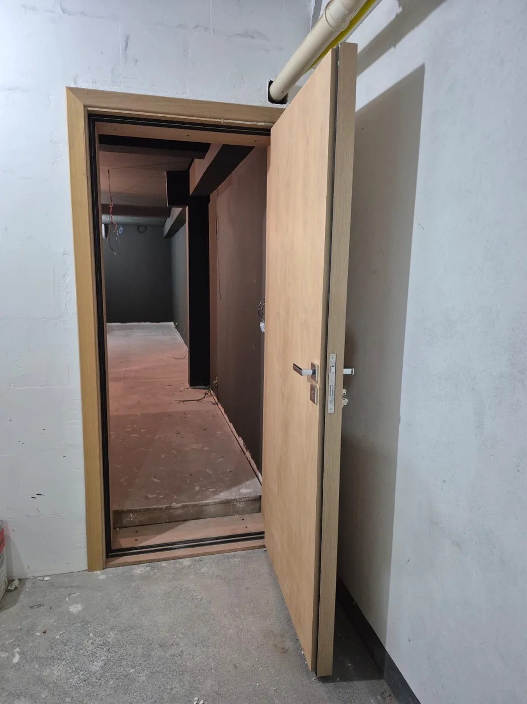Porta acústica Audium aberta, com acabamento amadeirado e vedação no contorno