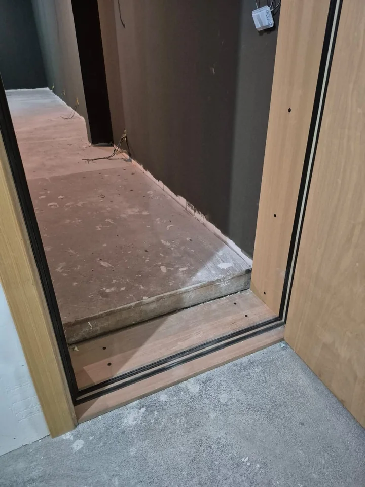 Detalhe do encontro inferior da porta acústica com o batente