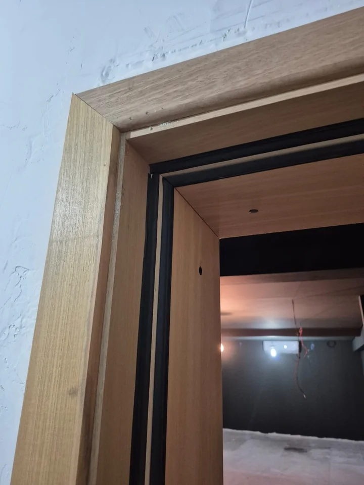 Detalhe da vedação na parte superior do batente da porta acústica